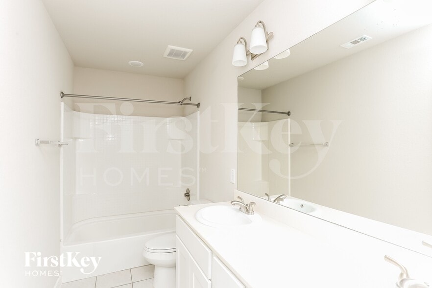 Building Photo - 616 Ava Trl