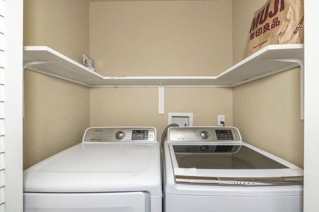 Building Photo - Elegant 3 Bed 2 Bath Home, Beautifully Remodeled in 2011