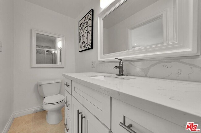 Building Photo - 858 1/2 S Gramercy Pl