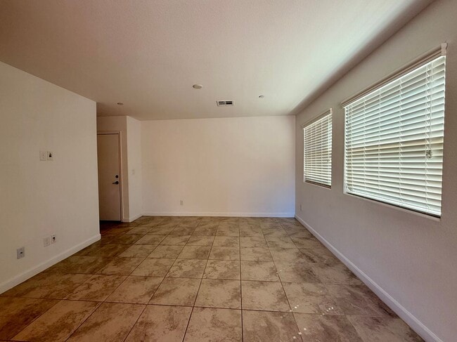 Building Photo - 3 BED 2.5 BATH 2 CAR GARAGE TOWNHOUSE WITH...