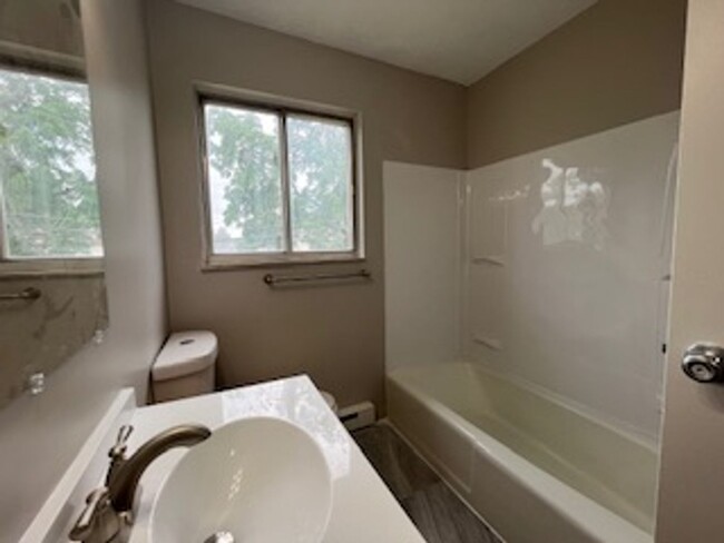 Building Photo - Newly Updated 2 BR/ 1 BA townhome MOVE-IN ...