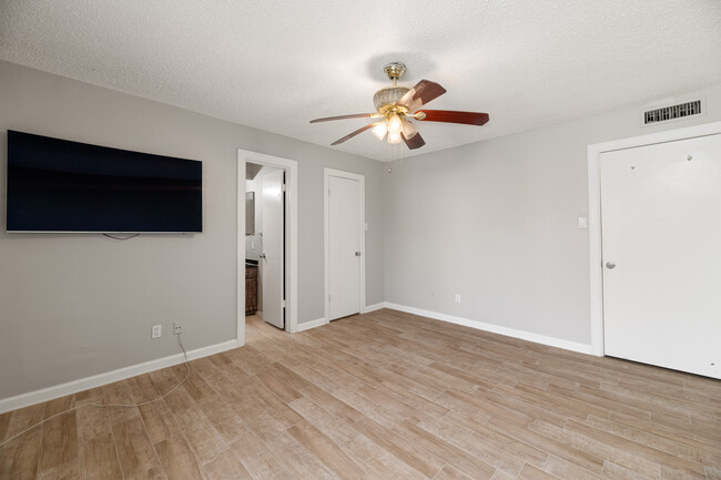 Building Photo - 7145 Fair Oaks Ave