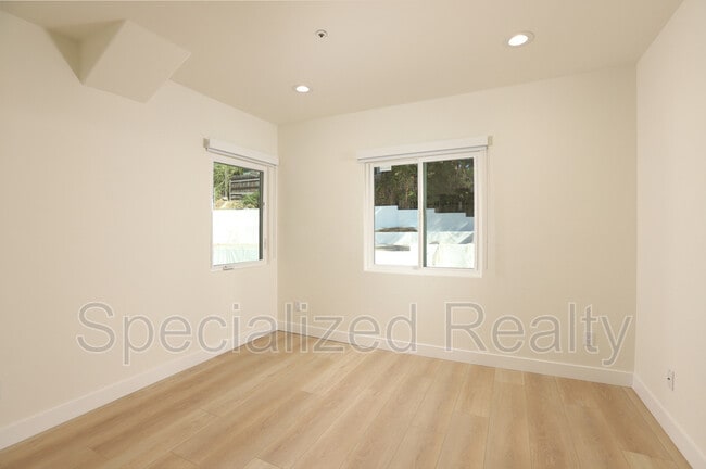 Building Photo - 1827 Hill Dr