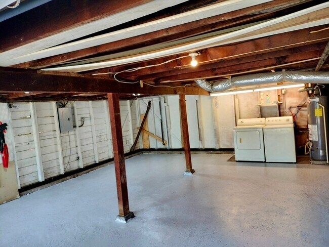 Building Photo - 914 1/2 W 21st St