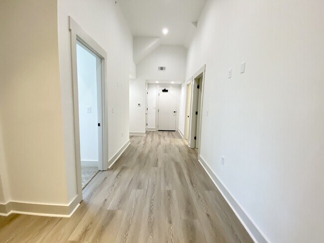 Building Photo - One Bedoom w/ Office Space, In the Heart of Old Town Bluffton!