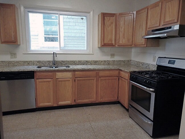 Building Photo - Available 8/1/26- Spacious and Open Two St...