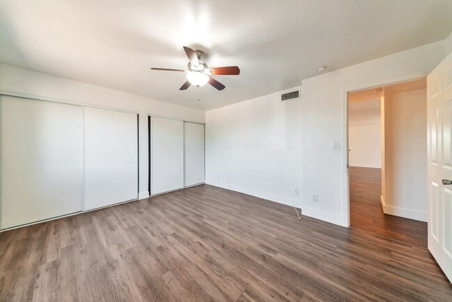 Building Photo - 1735 E La Jolla Dr