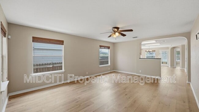 Building Photo - 2432 Medina Dr