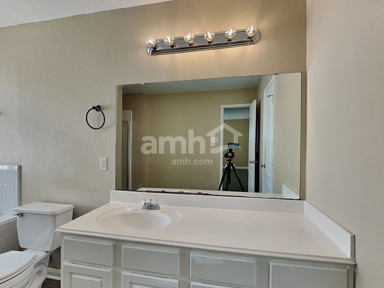 Building Photo - 18107 Quiet Ridge Ln