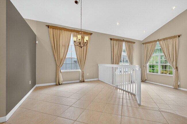 Building Photo - 8933 Alexandra Cir