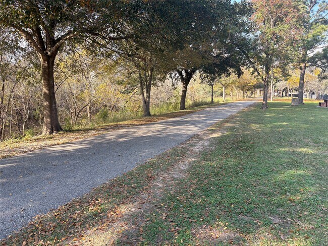 Building Photo - 732 Memorial Mews St