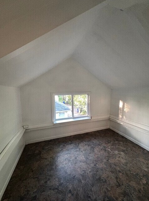 Building Photo - 1073 Blair Ave