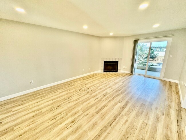 Building Photo - Beautifully Upgraded 2-Bedroom Condo in La...