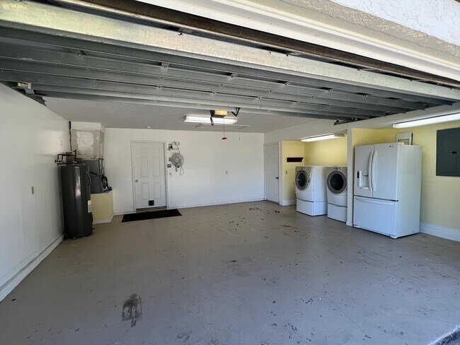 Building Photo - 1925 SE Cheltenham St