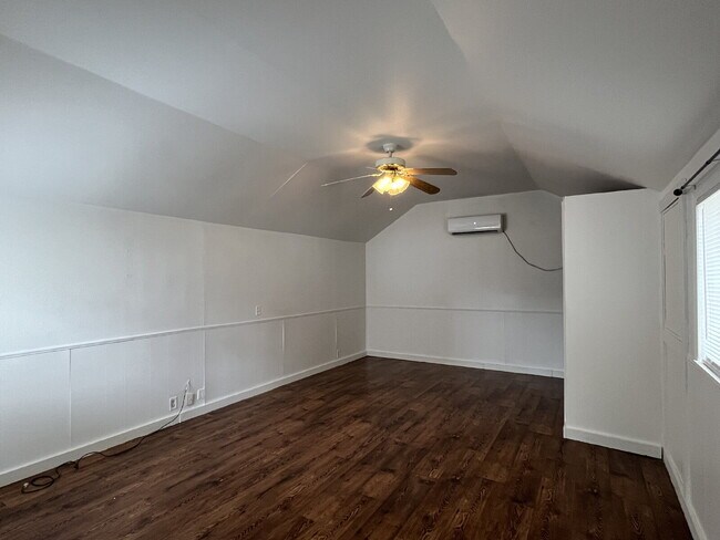 Building Photo - 3 Bedroom close to Campus!!