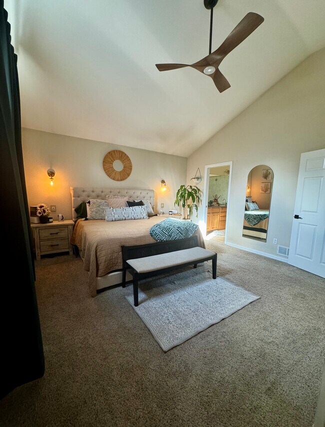 Building Photo - 1011 S Valentia St