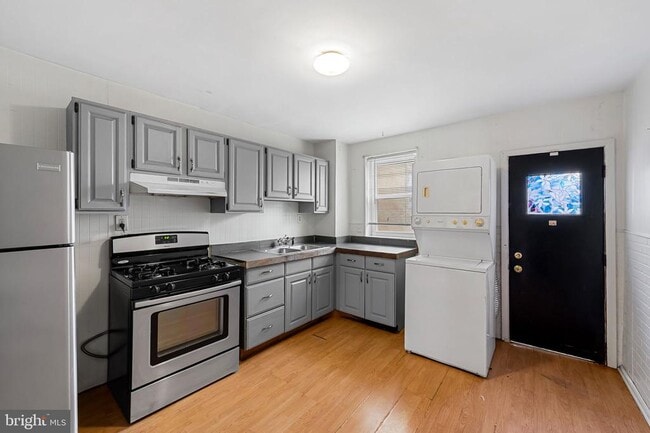 Building Photo - 113 S Curley St