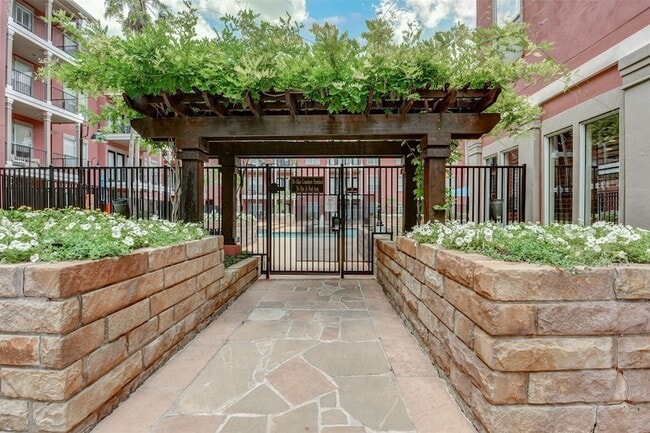 Building Photo - 2400 McCue Rd