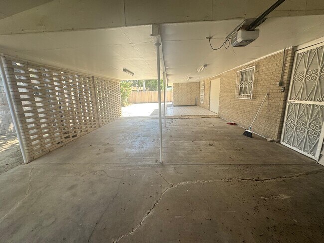 Building Photo - 302 Huisache Dr