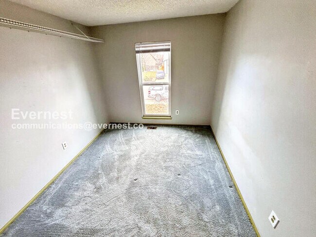 Building Photo - 4 Bed/2 Bath Home with Fenced Yard & Garage / Available Now!