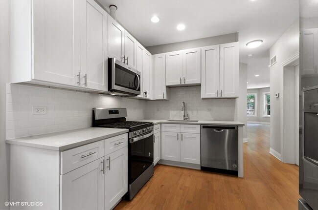 Building Photo - 5816 N Ridge Ave