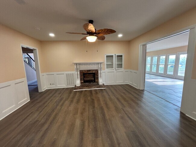 Building Photo - Newly Renovated Stunning Home