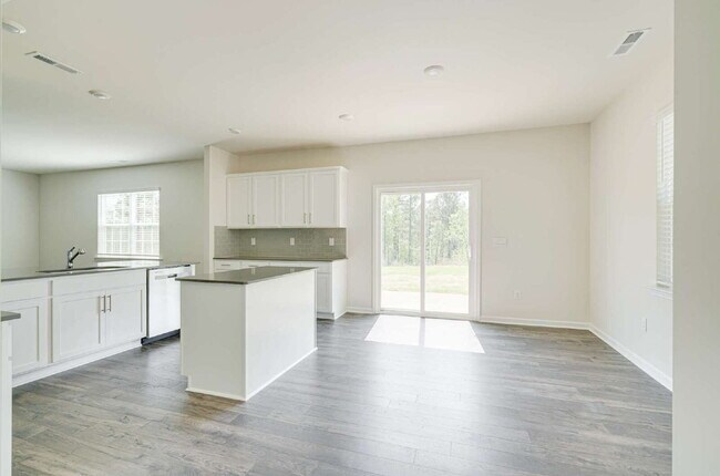 Building Photo - Spacious 4-Bed Gem with 2.5 Baths in Fuqua...