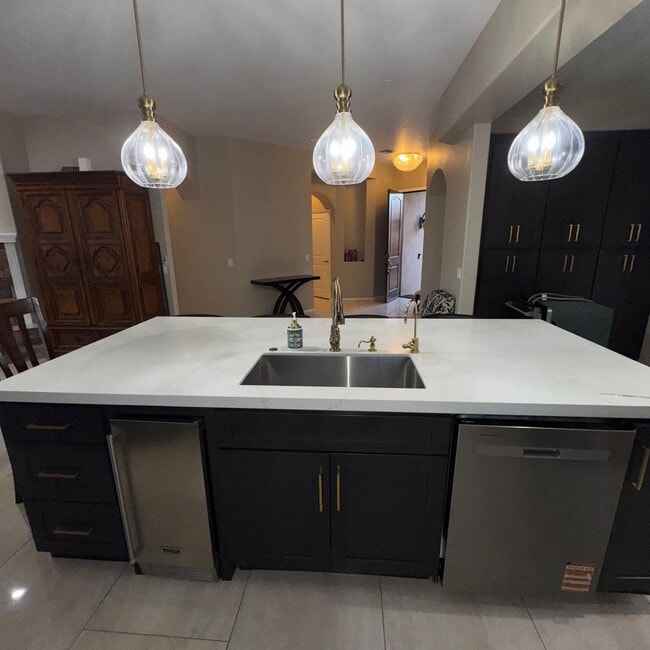 Building Photo - 1111 Vista De Los Alamos