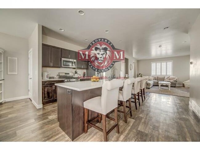 Building Photo - Beautiful 4 Bed 4 Bath Townhome in South J...