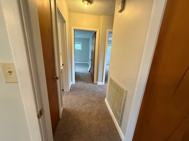 Building Photo - Great 3 bed 2 bath