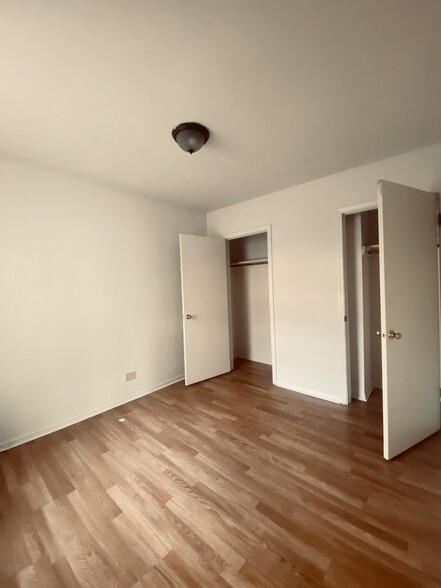 Building Photo - 3933 N Clarendon Ave