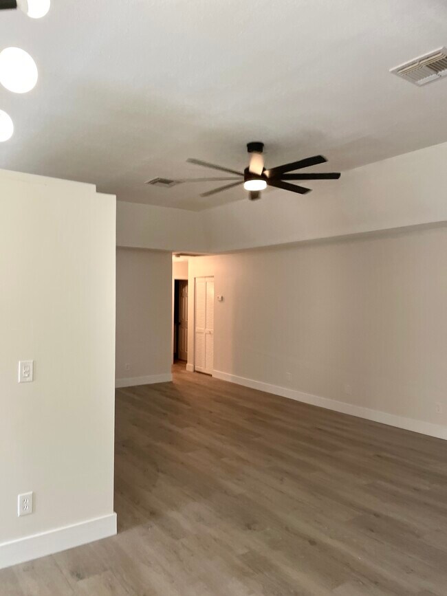 Building Photo - 104 Half Moon Cir