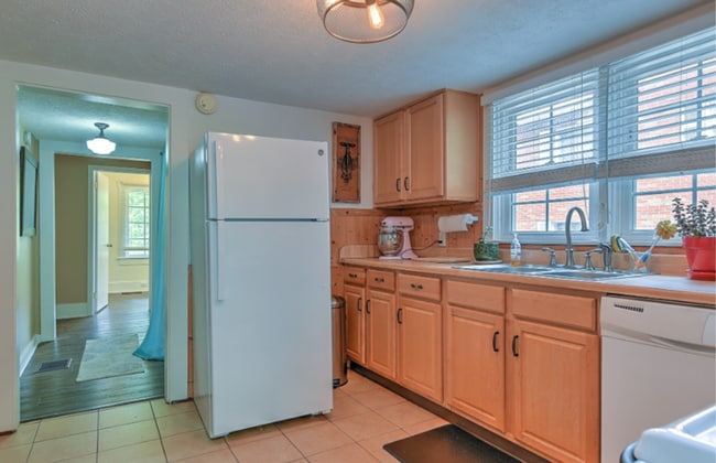 Building Photo - 4 bedroom 2 bath home! Tree Streets