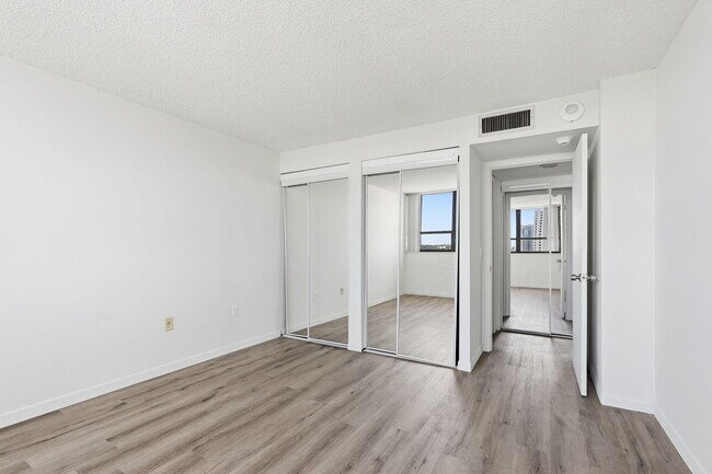 Building Photo - 5600 N Flagler Dr