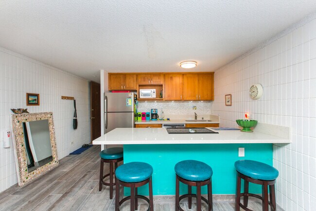 Building Photo - GROUND FLOOR FURNISHED 1/1 CONDO, 1 parking Avail 01.28.26