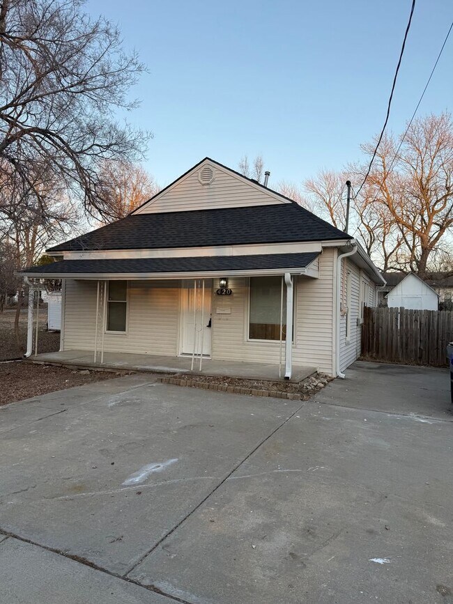 Building Photo - Charming & Updated 2-Bedroom Home in Heart of Olathe!