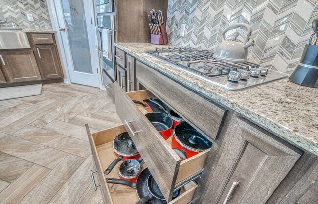 Building Photo - Eastside area for  Short or Long Term Rental(Completely Furnished) Beautiful 4 bed/2.5 baths