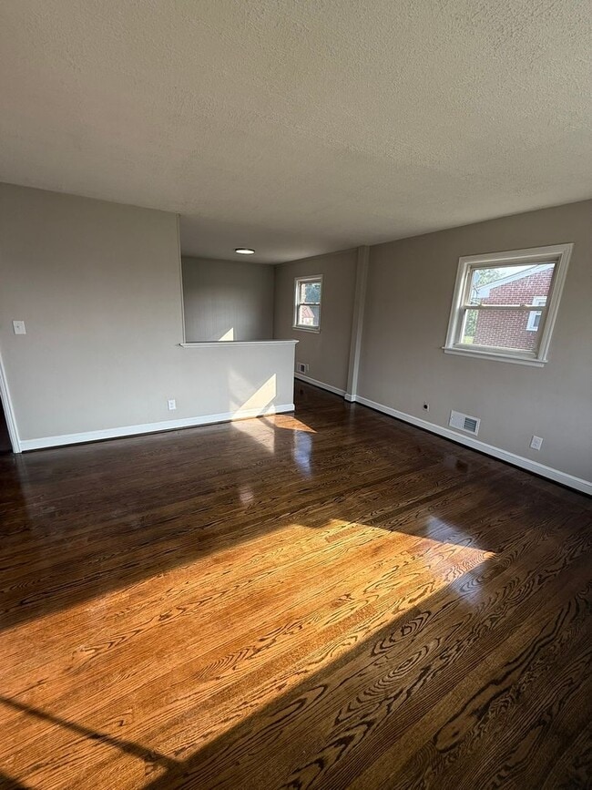 Building Photo - Newly updated 3 bedroom 1 bath with hardwo...