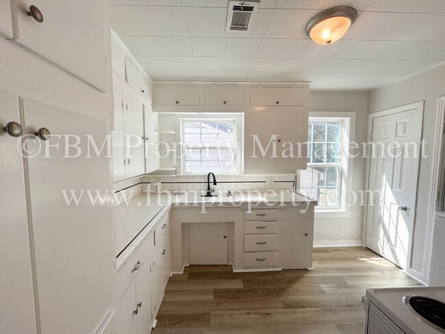 Building Photo - 608 W Lake St