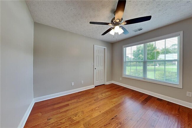 Building Photo - 990 Golden Meadows Ln