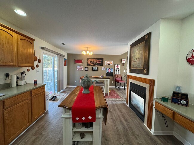 Building Photo - 3 Bedroom Home Furnished or unfurnished available
