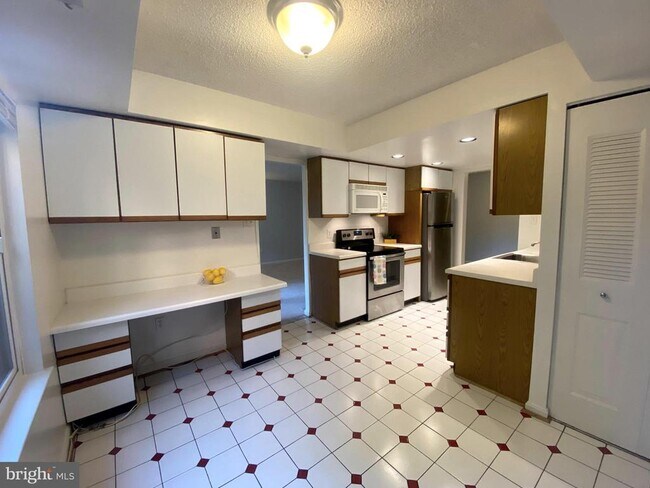 Building Photo - 10218 Bushman Dr