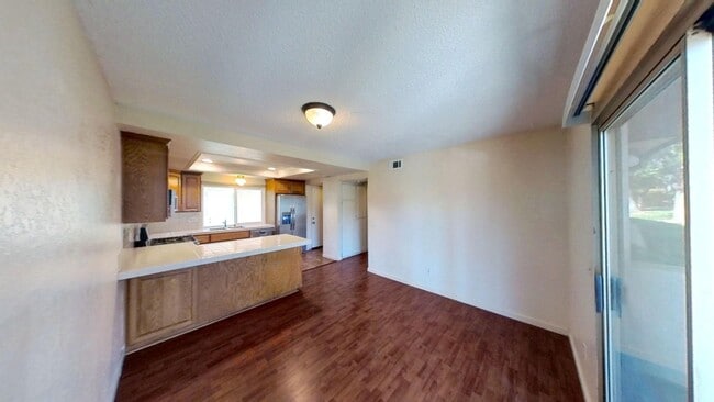 Building Photo - Charming 3 bedroom 2.5 bath Townhome in Co...