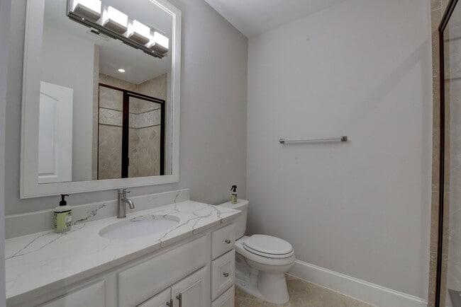 Building Photo - Beautiful 3 bedroom/3.5 bath Mediterranean...
