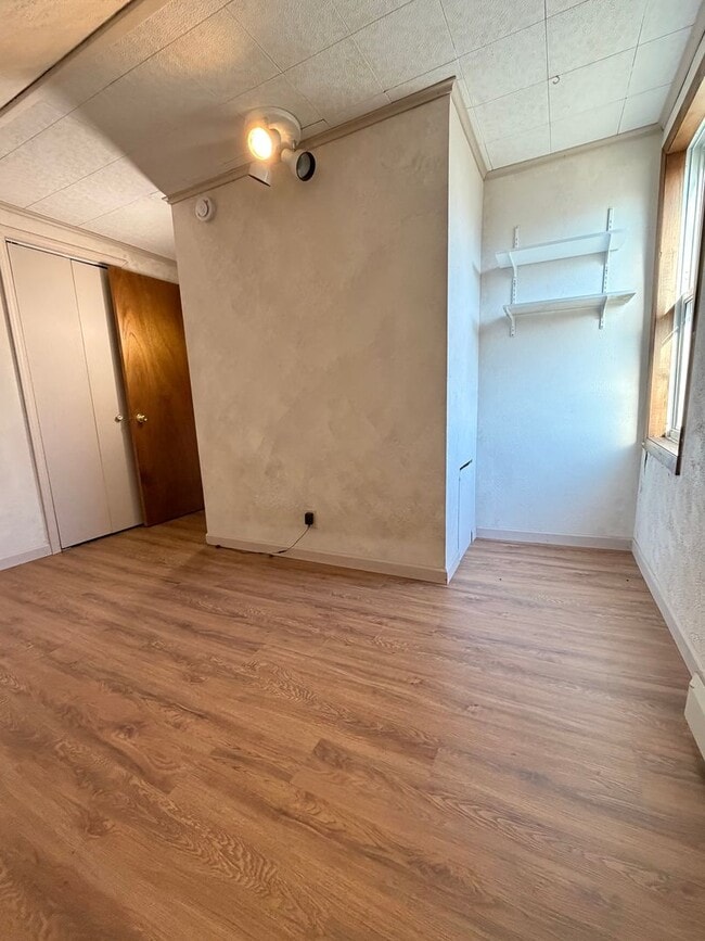 Building Photo - Available Now 3 Bedroom 1 Bath Home on Park Point