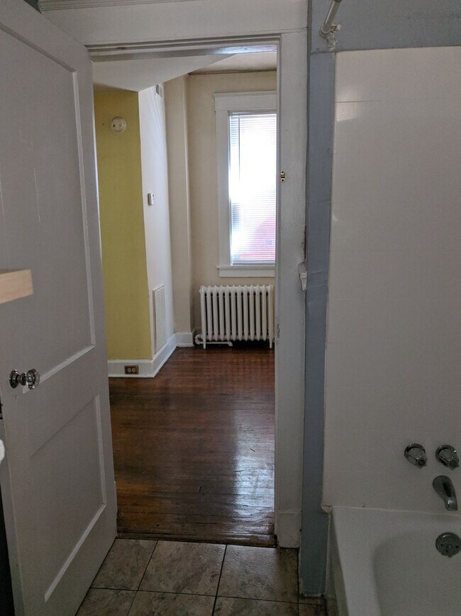 Building Photo - 118 S Colonial Ave