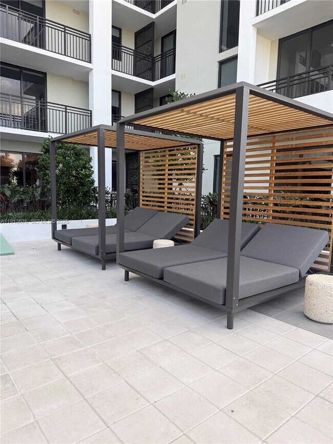 Building Photo - 2001 Van Buren St