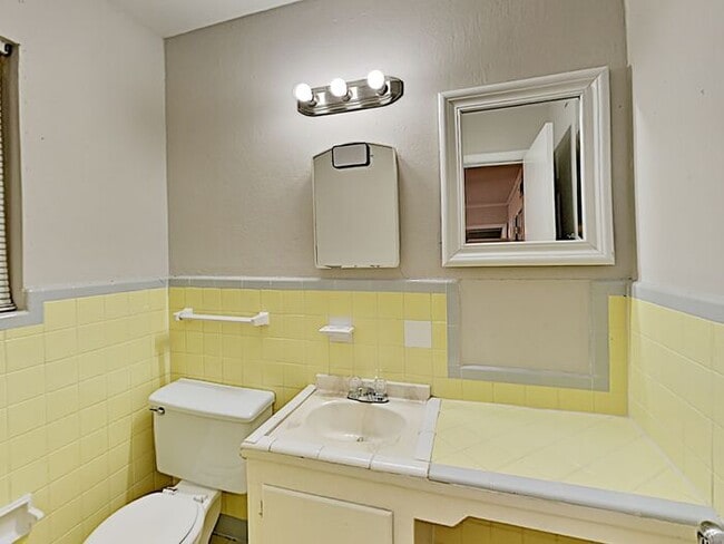 Building Photo - No Application Fees* $500 off 1st Month Rent*