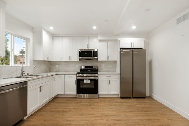 Building Photo - 4232 Rosewood Ave