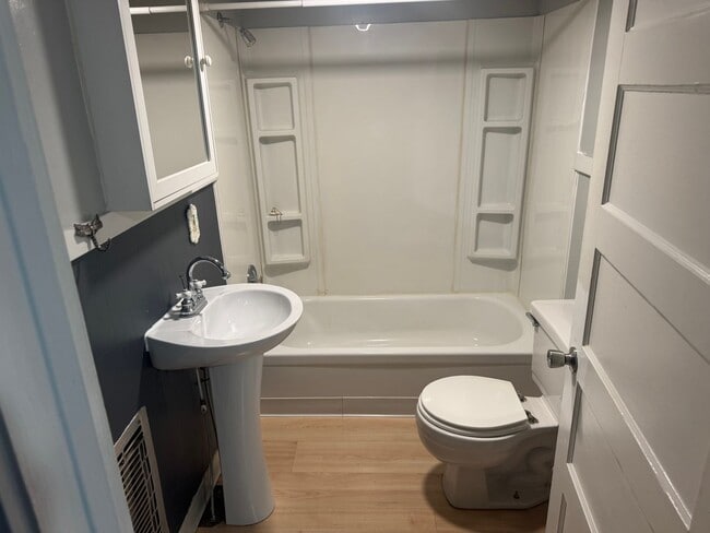 Building Photo - 2 Bedroom 2 Bathroom Home in Bluff City, TN